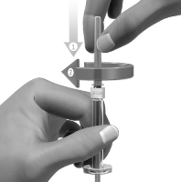 Mano che afferra una siringa con ago, frecce indicano la direzione di inserimento e rotazione del dispositivo per l