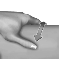 Mano che stringe un braccio con una freccia nera che indica la profondit&agrave; di iniezione sottocutanea