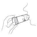 Mano che tiene un dispositivo iniettore precompilato con ago esposto e protetto da cappuccio di sicurezza