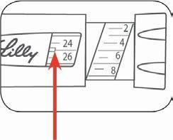 Penna iniettabile Lilly con scala graduata da 2 a 26 unit&agrave;, freccia rossa che indica il numero 24 e due dita che la tengono