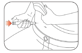 Mano che tiene una siringa con ago inserito nella pelle, freccia rossa indica la direzione dell