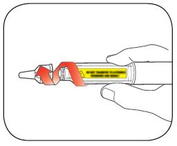 Mano che afferra un iniettore preriempito con freccia rossa che indica la direzione di rimozione del cappuccio protettivo