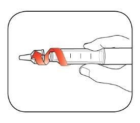 Siringa preriempita con ago protetto da cappuccio rosso, freccia rossa indica direzione di rimozione cappuccio tenuta in mano