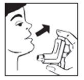 Profilo di una donna che utilizza un inalatore con una freccia che indica la corretta posizione delle labbra