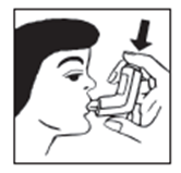 Profilo di una donna che utilizza un inalatore nasale con una freccia nera che indica la direzione di somministrazione