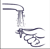 Mano che lava un distributore di farmaco a penna sotto un getto d