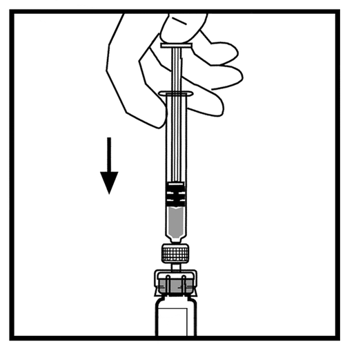 Mano che tiene una siringa con ago rivolto verso il basso sopra un flacone di medicinale con freccia indicante la direzione
