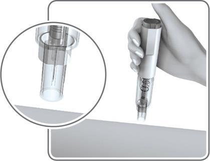 Mano che tiene un dispositivo per iniezione autoiniettante con ago visibile e ingrandimento del meccanismo interno