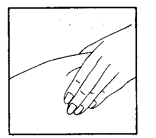 Mano che afferra una siringa con l