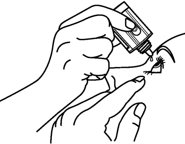 Mano che tiene una fiala e ne versa il contenuto in un occhio aperto con alcune gocce visibili