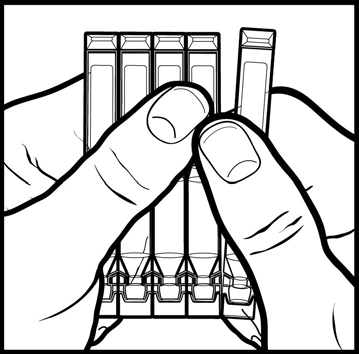 Mano che afferra una cartuccia blister con cinque capsule o compresse rettangolari bianche