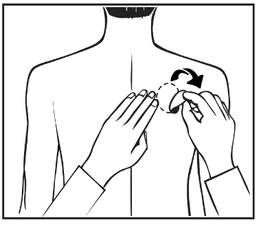 Mano che pizzica la pelle del braccio con un movimento circolare indicato da una freccia curva