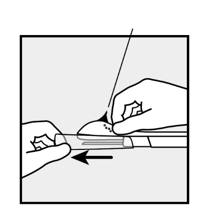 Mano che tiene una penna per iniezione con ago esposto e freccia che indica la direzione di inserimento