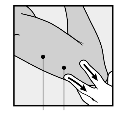 Mano che pizzica la pelle con due dita e un ago, punto di iniezione indicato con un cerchio nero