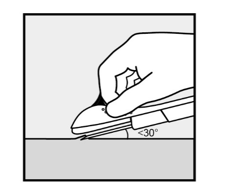 Mano che tiene un dispositivo autoiniettante con ago inserito sottocute ad angolo inferiore a 30 gradi