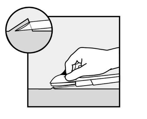 Mano che tiene una penna per iniezione con ago rivolto verso l