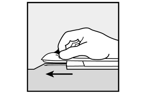 Mano che tiene una penna per insulina e inietta il farmaco sotto la pelle con una freccia che indica la direzione