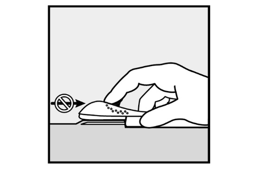 Mano che afferra un dispositivo medico bianco con pulsanti e un simbolo di divieto circondato da una croce