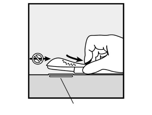 Mano che tiene un dispositivo autoiniettante premuto sulla pelle con freccia che indica la pressione e zona proibita