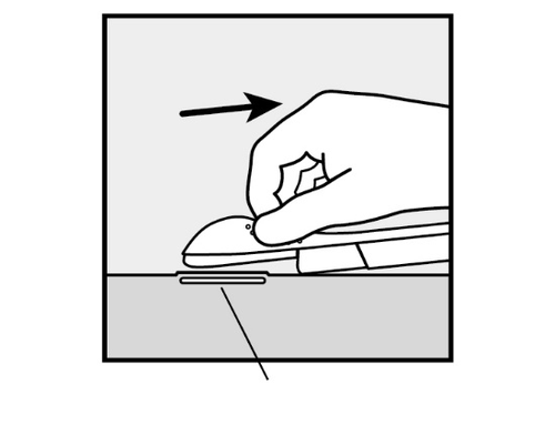 Mano che tiene un dispositivo autoiniettante premendo il pulsante con freccia indicante l