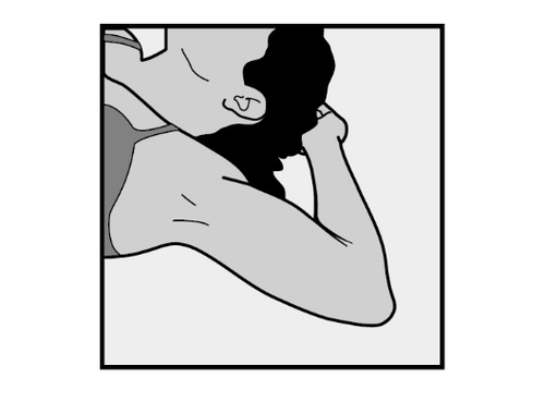 Braccio piegato con la mano che tocca la nuca, profilo di persona con capelli scuri e spalle scoperte su sfondo grigio