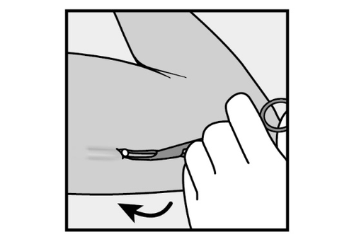 Mano che afferra una penna iniettabile con ago visibile inserito nella pelle e freccia curva che indica la direzione