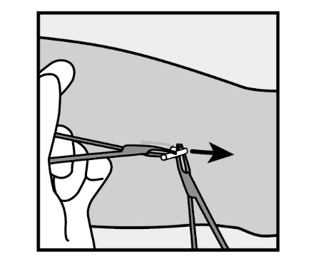 Mano che stringe una pinza per l