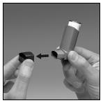 Mano che tiene il dispositivo autoiniettore con la protezione rimossa indicata da una freccia nera