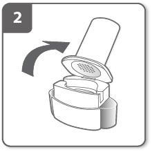Dispositivo autoiniettante con cappuccio protettivo parzialmente aperto e freccia che indica la direzione di rimozione