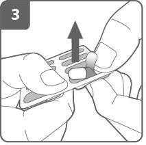 Mani che rimuovono una compressa da un blister grigio con freccia nera indicante la direzione di estrazione