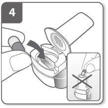 Mano che inserisce la cartuccia grigia nel dispositivo bianco a forma di penna con freccia nera e istruzioni nell
