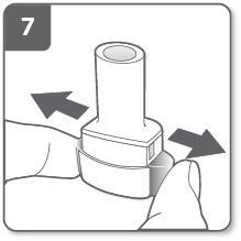 Dispositivo autoiniettante con cappuccio protettivo rimosso da una mano, frecce indicano la direzione di rimozione