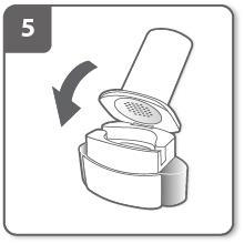 Dispositivo autoiniettante con coperchio che si solleva indicato da una freccia nera su sfondo grigio