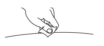 Mano che applica un cerotto adesivo su una ferita lineare sulla pelle con un tampone di cotone