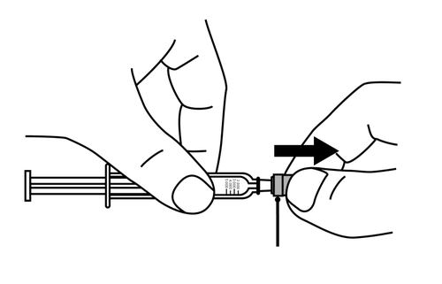 Mano che afferra una siringa con ago inserito in un dispositivo di sicurezza grigio e una freccia indica la direzione di estrazione