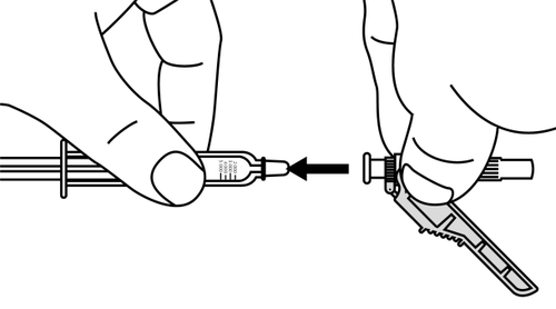 Mano che collega un adattatore arancione all
