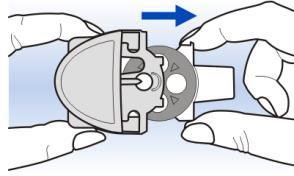 Dispositivo autoiniettante con ago protetto da cappuccio grigio e anello di trazione triangolare per l