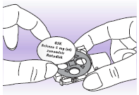 Due dita che tengono un dispositivo medico circolare bianco con scritte nere e un pulsante centrale