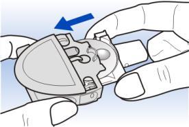 Dispositivo autoiniettante con cartuccia inserita parzialmente aperta e meccanismo di rilascio visibile tenuto tra due dita