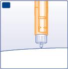 Penna iniettabile arancione con ago trasparente che penetra in superficie cutanea chiara