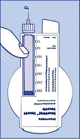 Mano che tiene una penna iniettabile con scala graduata da 12 a 300 unit&agrave; e cartuccia trasparente contenente liquido blu