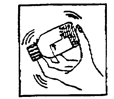 Mano che stringe un inalatore con un boccaglio e muove il dito per azionarlo