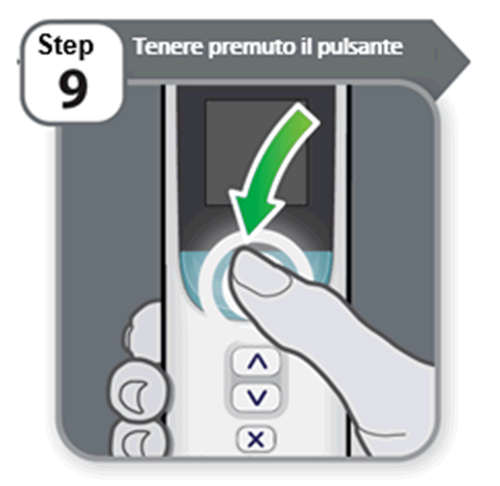 Mano che preme il pulsante di un autoiniettore grigio con freccia verde e indicazioni passo 9 e simboli su e gi&ugrave;