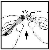Mano che estrae il tappo da un flaconcino trasparente con liquido, una freccia indica la direzione verso l