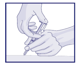 Mano che afferra una siringa e inserisce l