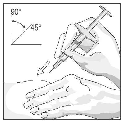 Mano che tiene una siringa inclinata a 45 gradi mentre l