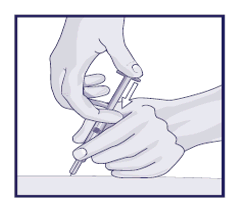 Mano che tiene una siringa preriempita con ago inserito nella cute del braccio a circa 45 gradi