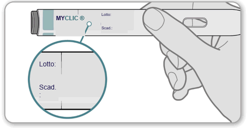Penna per iniezione MyClic tenuta da una mano, con indicazione del pulsante di rilascio e dettaglio dell