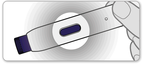 Penna iniettabile con pulsante blu e ago protetto da cappuccio nero su sfondo grigio chiaro