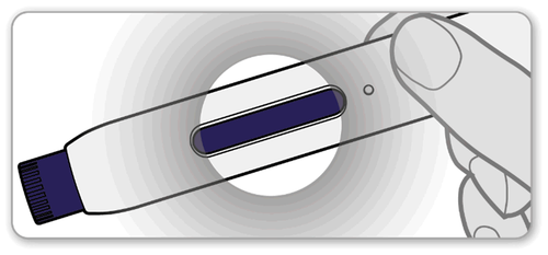 Penna iniettabile con pulsante blu premuto da un dito su sfondo bianco circolare a raggi